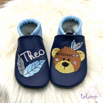 Name mit Feder und Bär