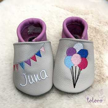 Name mit Wimpelkette und Luftballons