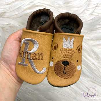 Name mit Initial und Bärengesicht mit Krone