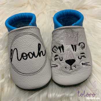 Name im Kreis und Tigergesicht mit Krone