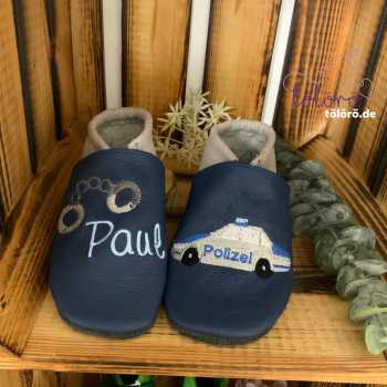 Name mit Handschellen und Polizeiauto