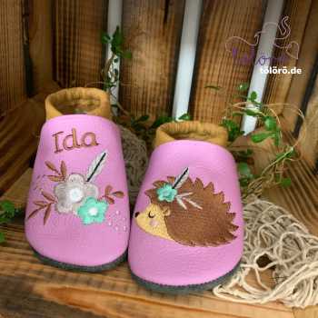 Name mit Blümchen und Igel mit Feder