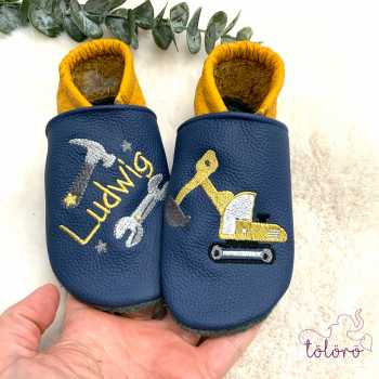 Name mit Werkzeug und Bagger