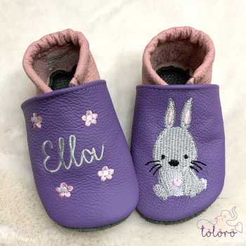 Name mit zarten Blumen und Hase