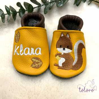 Name mit Blättern und Eichhörnchen