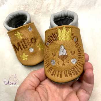 Name mit Sternen und Löwe mit Krone