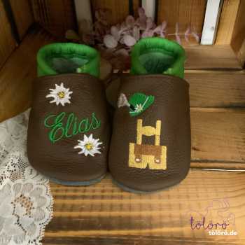 Name mit Edelweiß und Hut mit Lederhose
