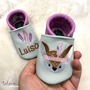 Name mit Federn und Reh