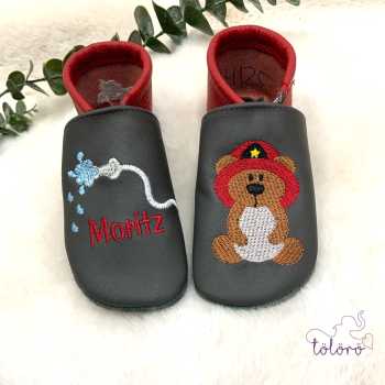 Name mit Schlauch und Feuerwehrbär