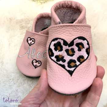 Name mit mini Leoherz und Leoherz rosa