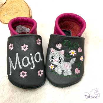 Name mit Blumen und Katze