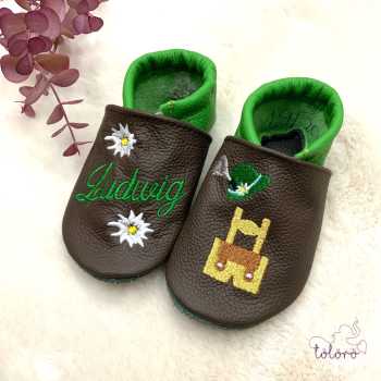 Name mit Edelweiß und Hut mit Lederhose