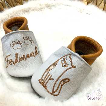 Name mit Pfoten und Katze Tom
