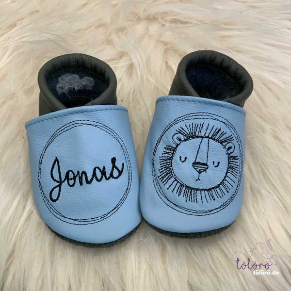 Name im Kreis und Löwe