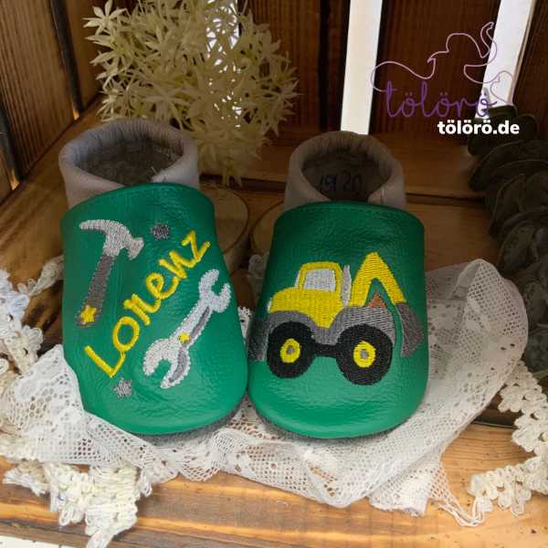 Name mit Werkzeug und Baufahrzeug