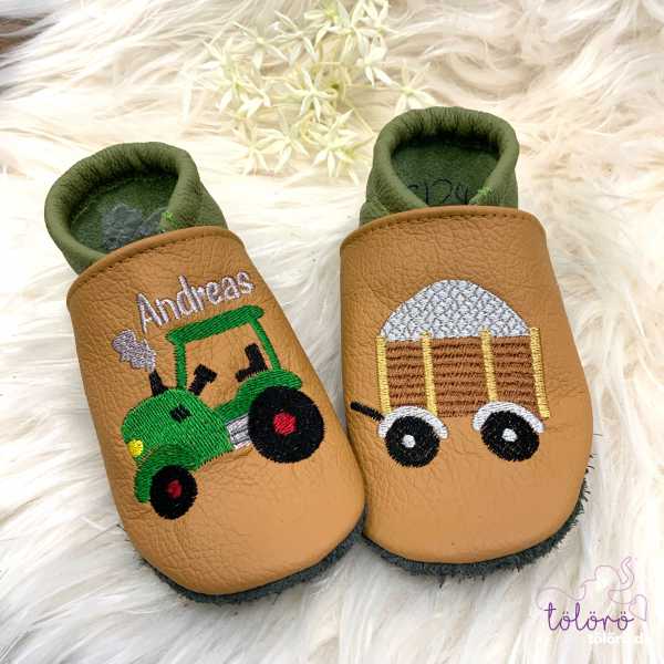 Name mit Traktor und Anhänger