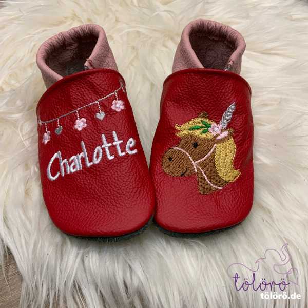 Name mit Blumenleine und Pferdekopf