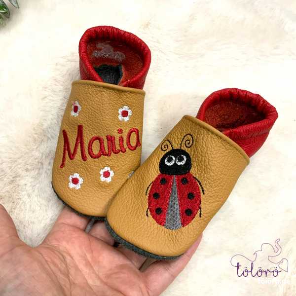 Name mit Blumen und Marienkäfer