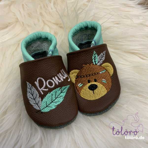 Name mit Feder und Bär