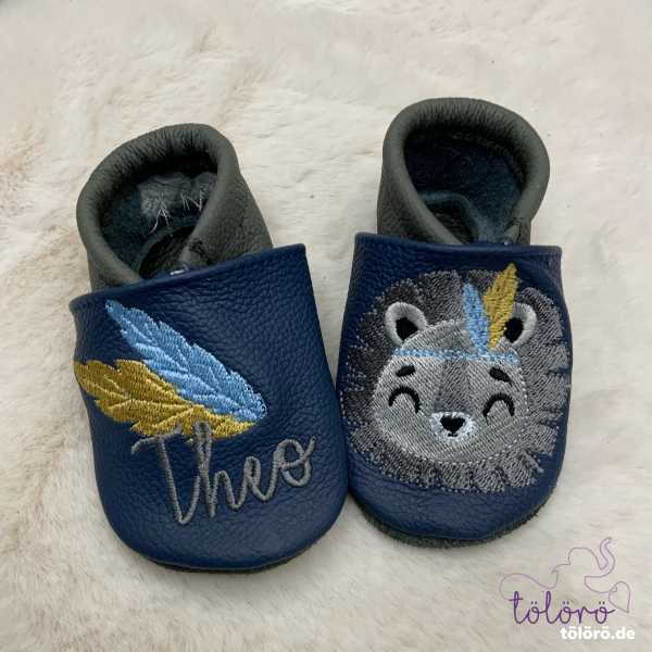 Name mit Federn und Löwenkopf