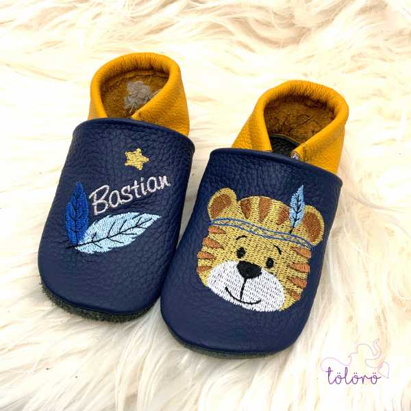 Name mit Feder und Tiger