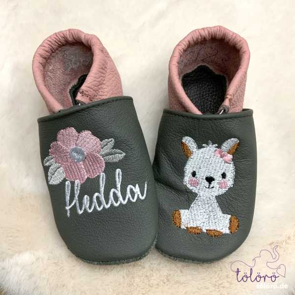 Name mit großer Blume und Lämmchen