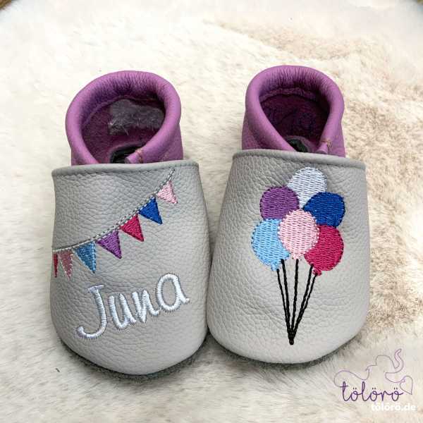 Name mit Wimpelkette und Luftballons