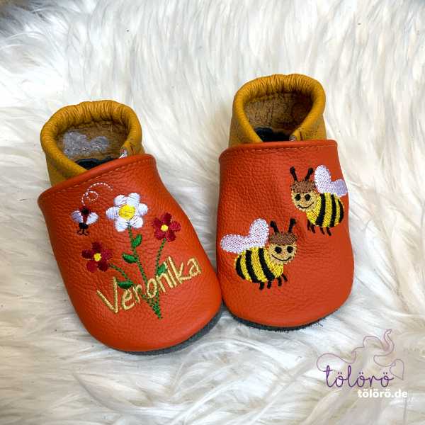 Name mit Blumenstrauß und Bienen