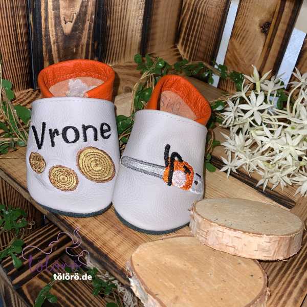 Name mit Holzscheiben und Motorsäge