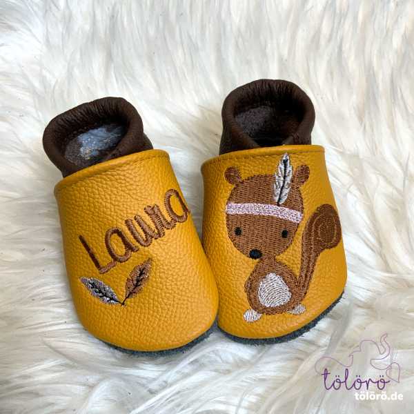 Name mit Federn und Eichhörnchen