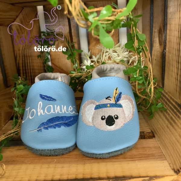 Name mit Federn und Koalakopf