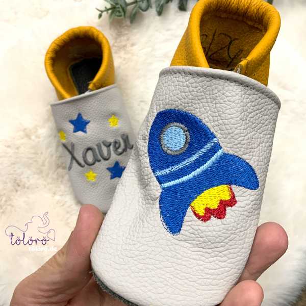 Name mit Sternen und Rakete