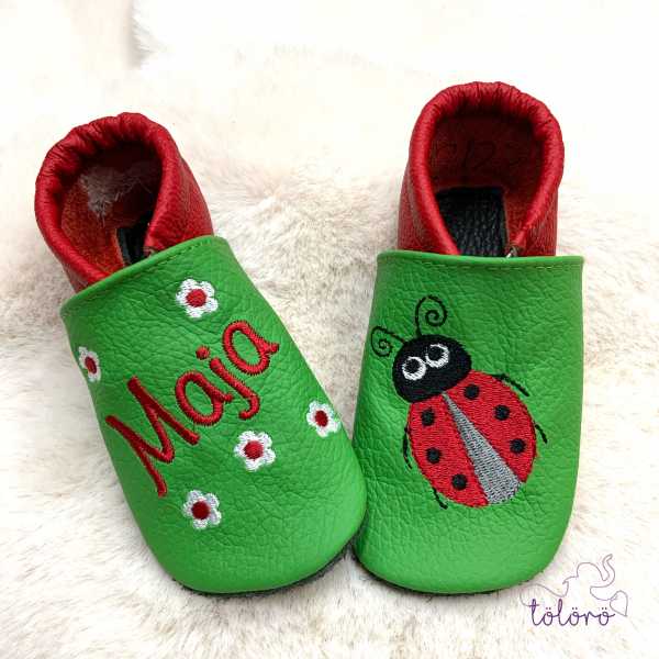 Name mit Blumen und Marienkäfer