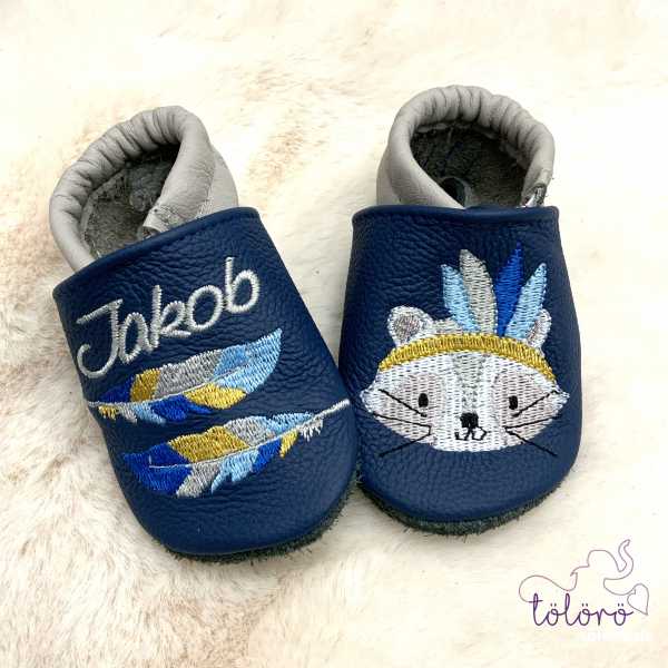 Name mit Feder und Waschbär