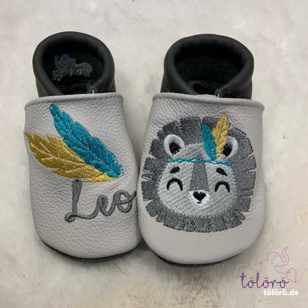 Name mit Federn und Löwenkopf