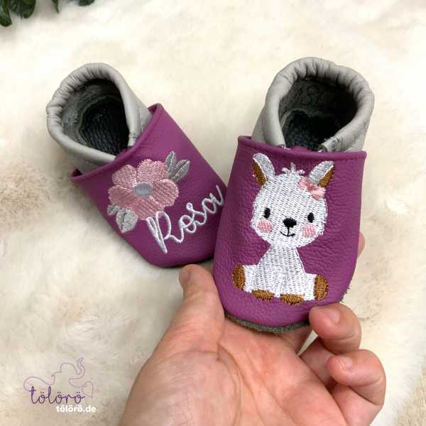 Name mit großer Blume und Lämmchen