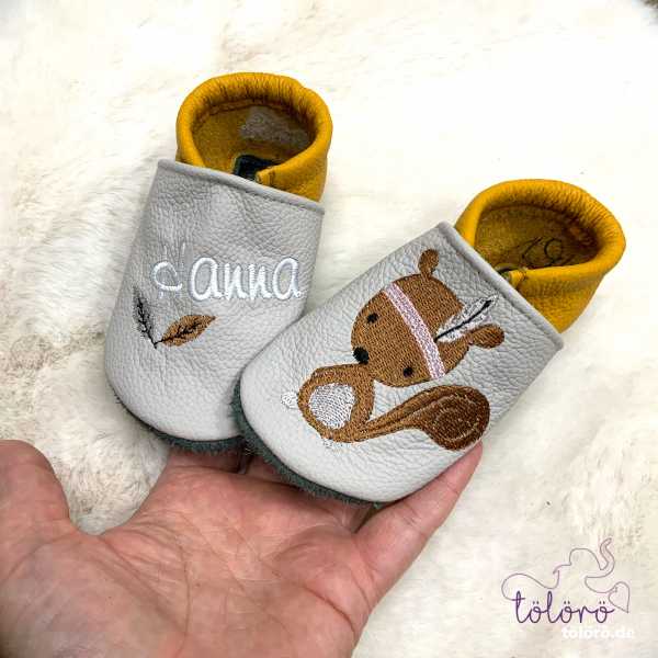 Name mit Federn und Eichhörnchen