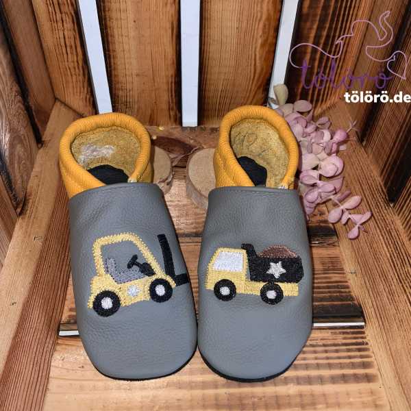 Stapler und Kipplaster mit Namen