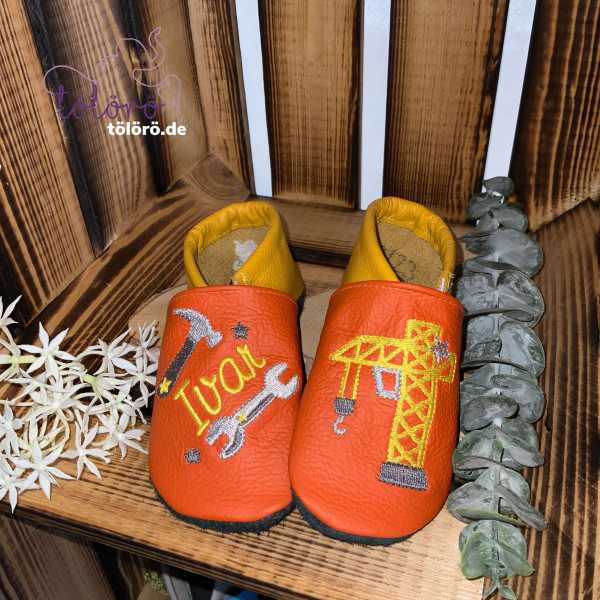 Werkzeug mit Name und Baukran