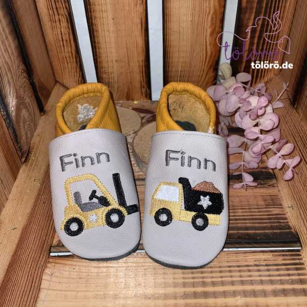 Stapler und Kipplaster mit Namen