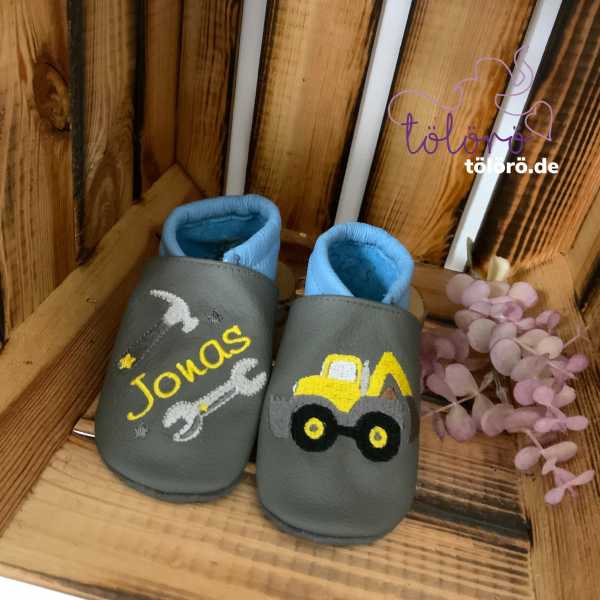 Name mit Werkzeug und Baufahrzeug