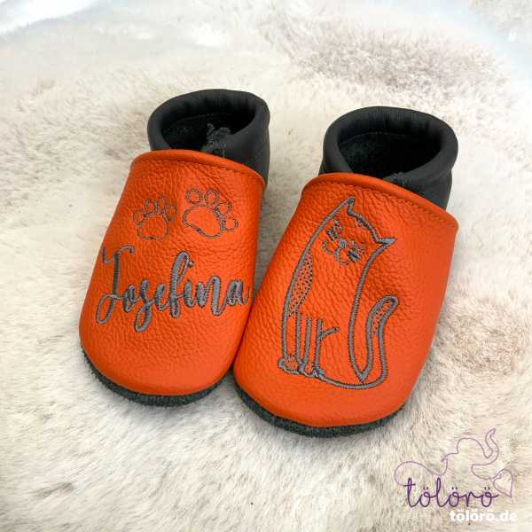 Name mit Pfoten und Katze Tom