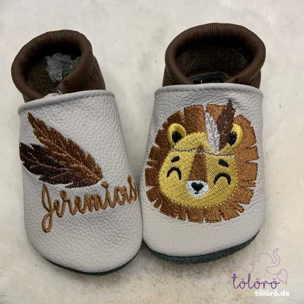 Name mit Federn und Löwenkopf farbig