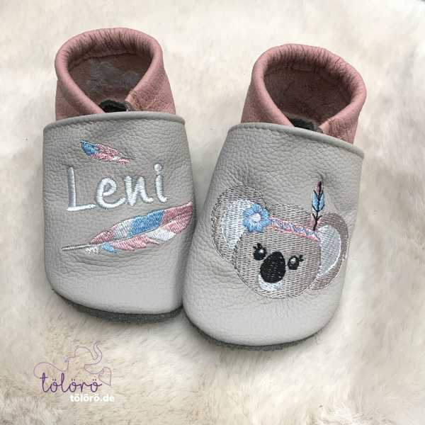 Name mit Federn und Koalakopf