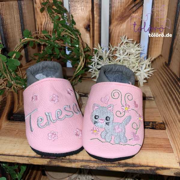 Name mit Blumen und Katze