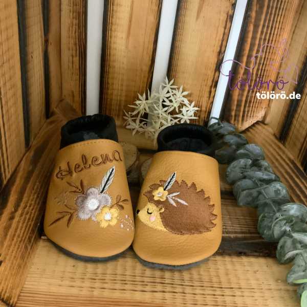 Name mit Blümchen und Igel mit Feder