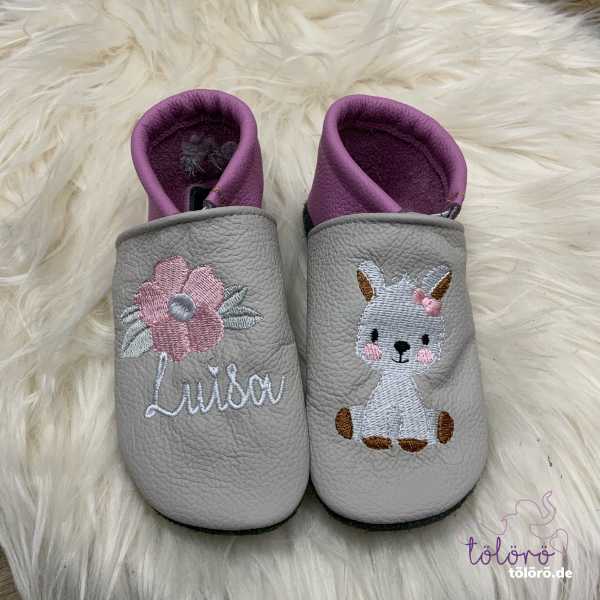 Name mit großer Blume und Lämmchen