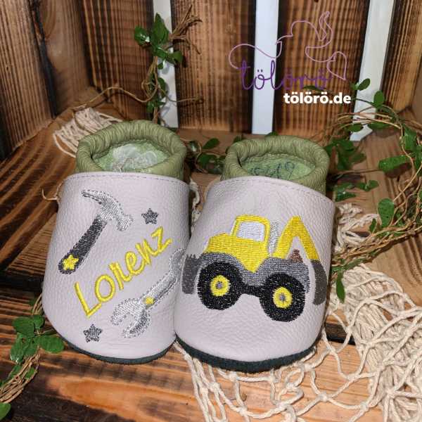 Name mit Werkzeug und Baufahrzeug