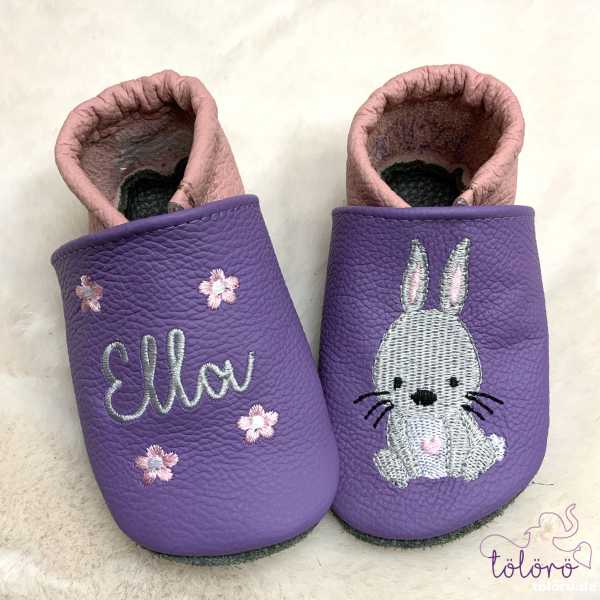 Name mit zarten Blumen und Hase