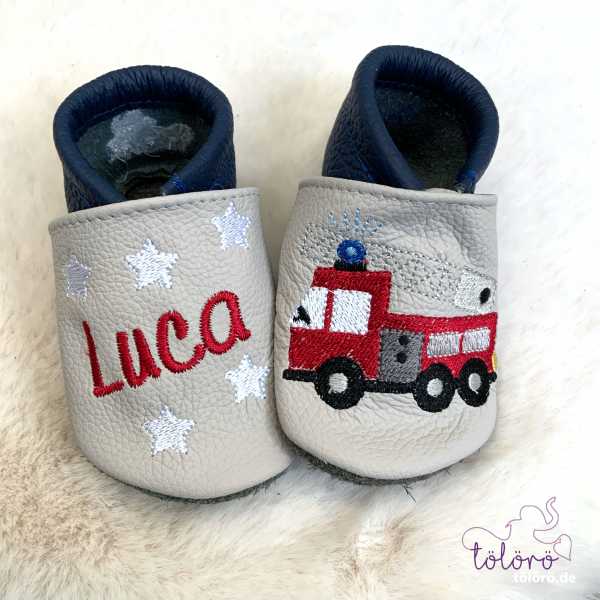 Name mit Sternen und Feuerwehrauto